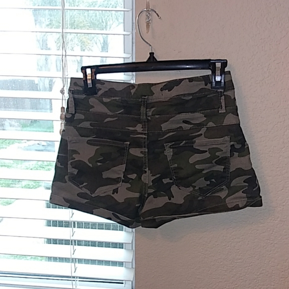 High waisted camo shorts - Picture 2 of 5
